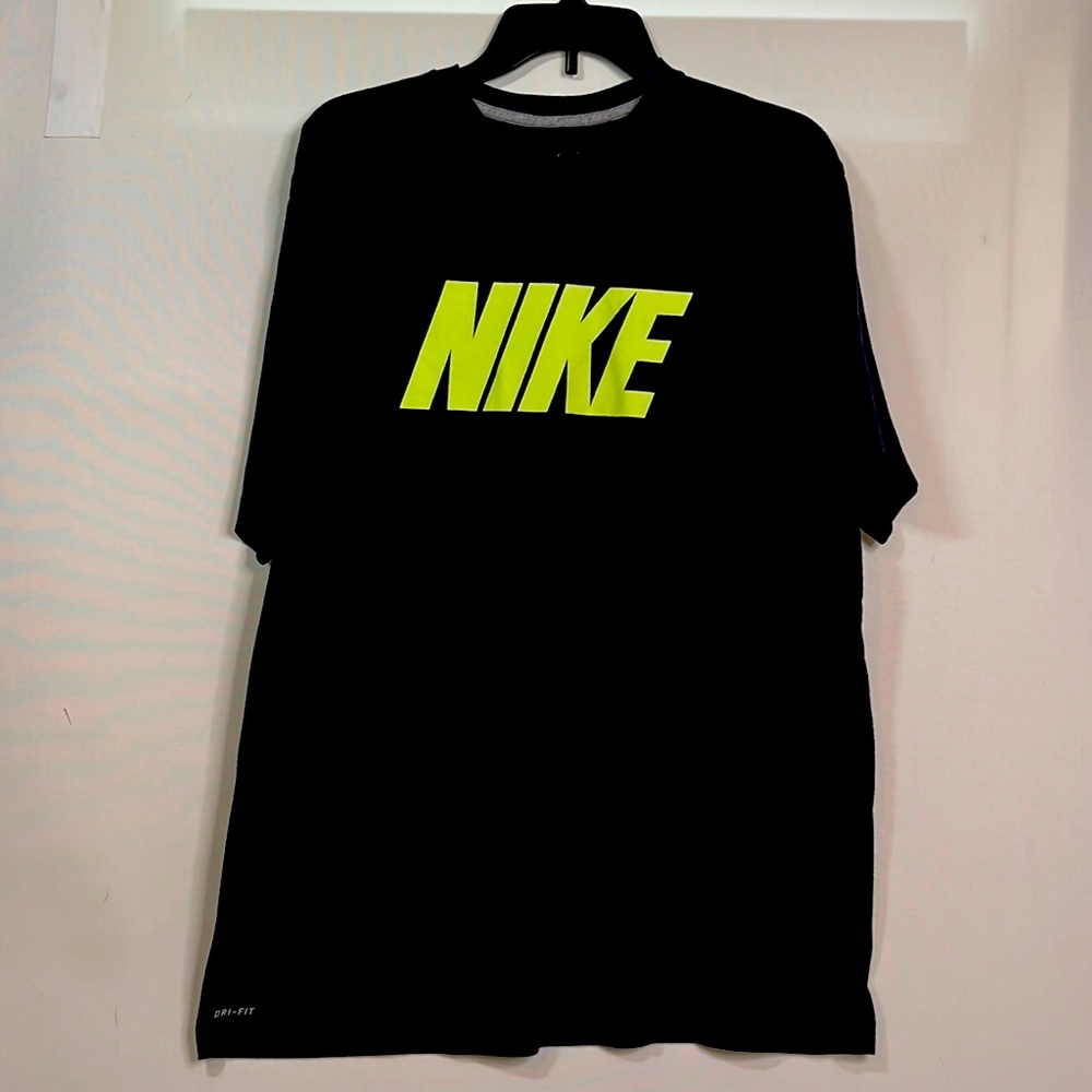 Nike men’s black XL short sleeve t-shirt.